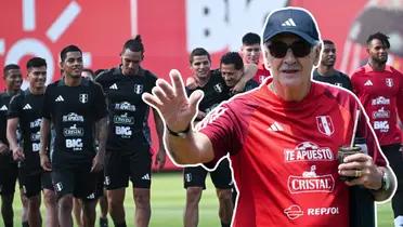 Jorge Fossati levantando la mano y los jugadores en entrenamiento (Foto: FPF) 