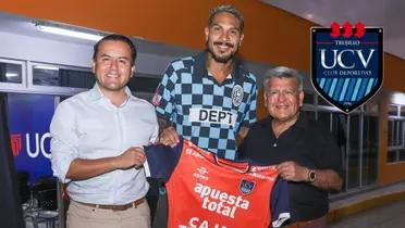 Paolo Guerrero al lado de Richard Acuña y de César Acuña con la camiseta de la UCV de Trujillo