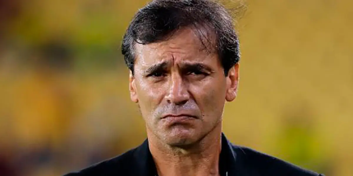 Fabián Bustos como entrenador de Universitario de Deportes / Foto: AFP