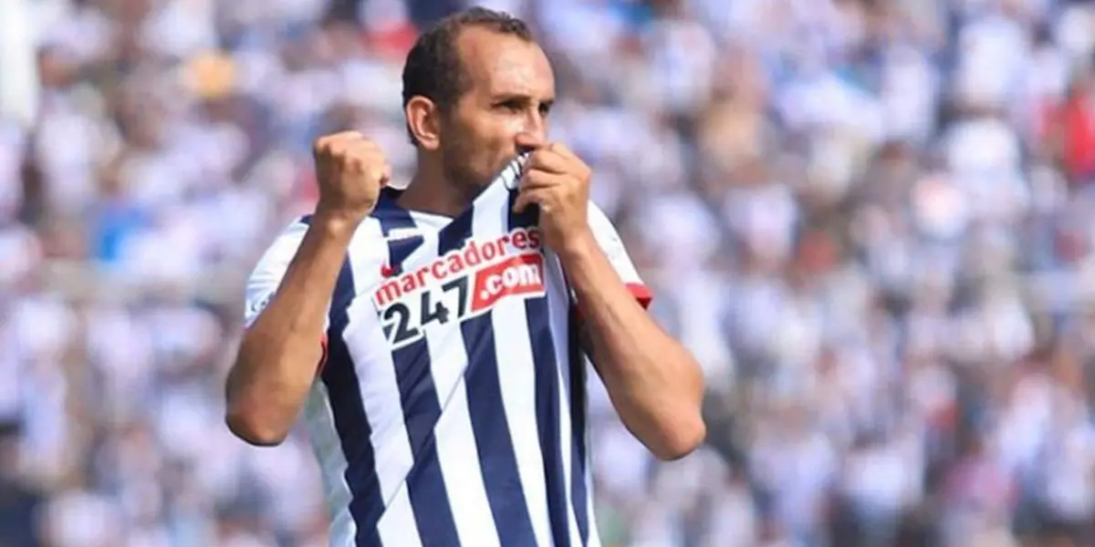 Hernán Barcos jugando para Alianza Lima.