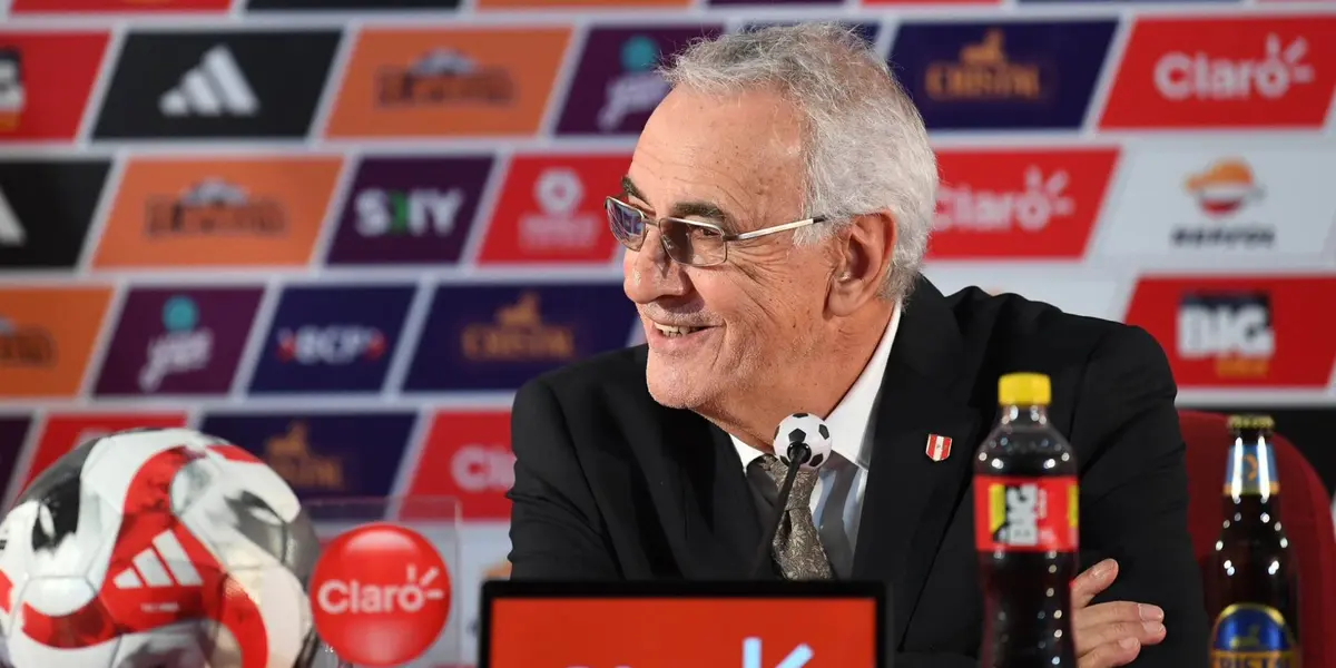 Jorge Fossati en conferencia de prensa.