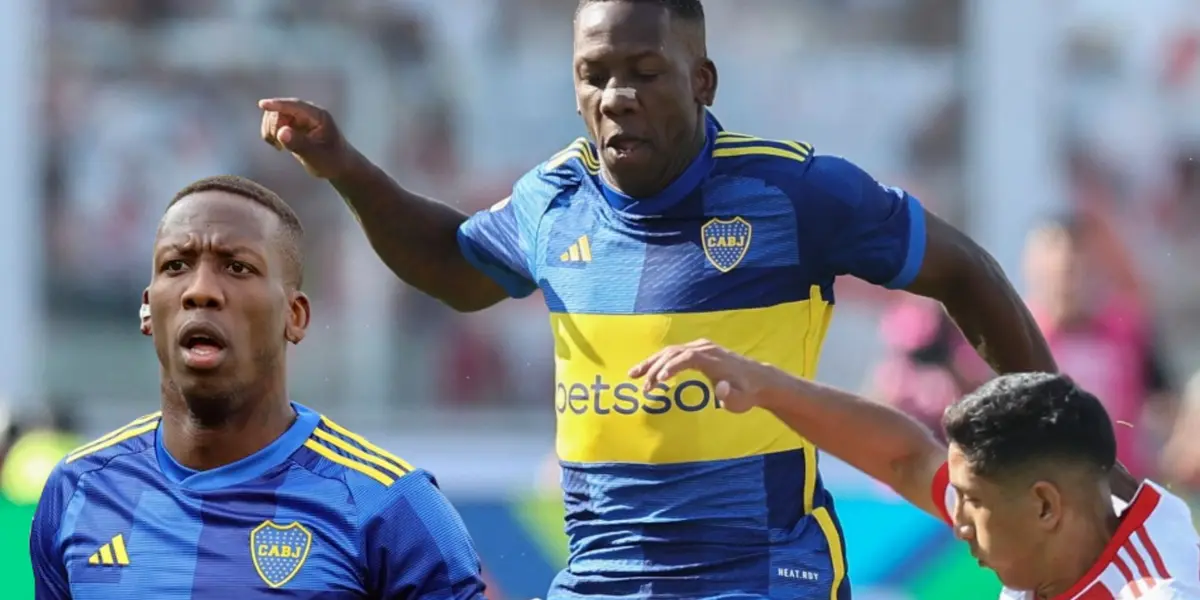 Luis Advíncula como jugador de Boca Juniors enfrentando a River Plate. (Foto: AFP)