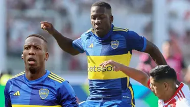 Luis Advíncula como jugador de Boca Juniors enfrentando a River Plate. (Foto: AFP)