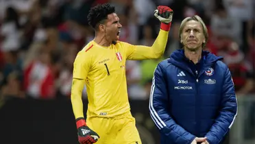 Ricardo Gareca con la casaca de Chile y Pedro Gallese celebrando 