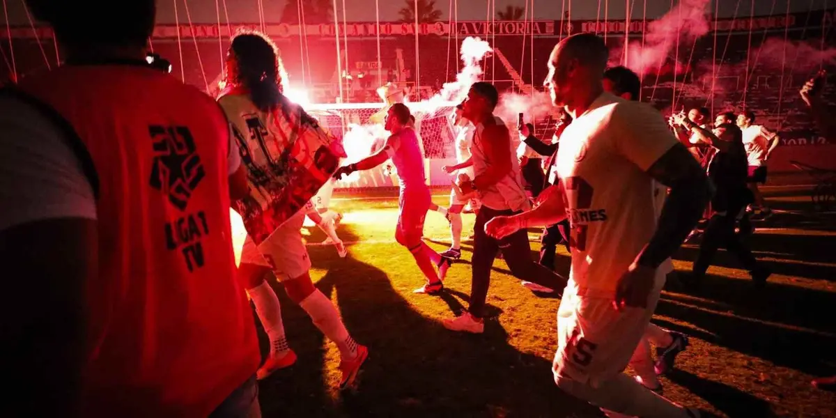 Uno de los cracks que pasó por el equipo crema se unió a sus compañeros en la celebración del título y sorprendió a la hinchada.