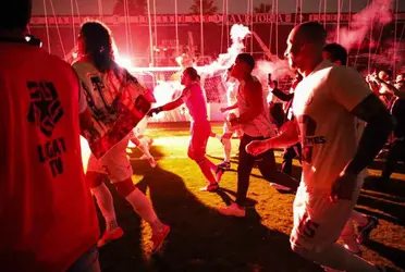 Uno de los cracks que pasó por el equipo crema se unió a sus compañeros en la celebración del título y sorprendió a la hinchada.